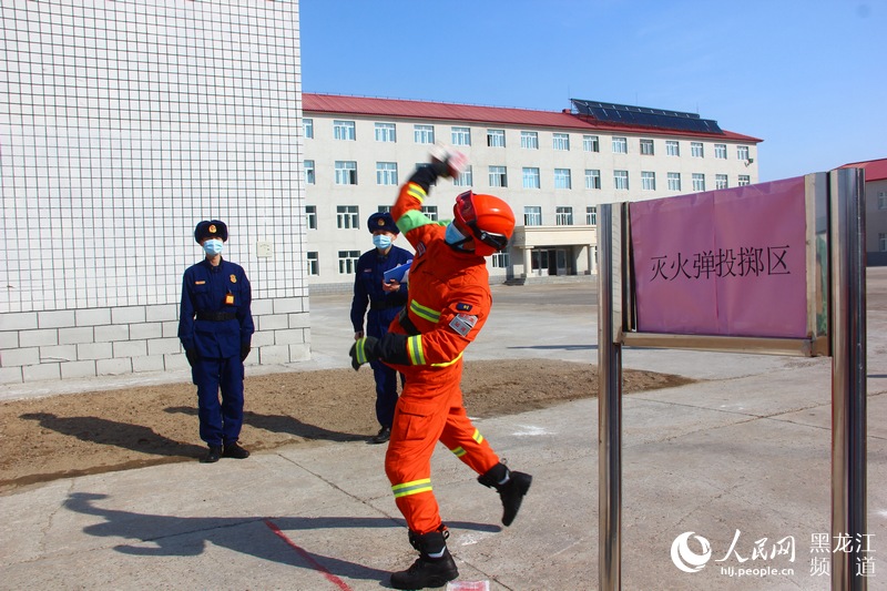 哈尔滨市森林消防支队沾河大队进行摸底大考核.任明双 摄